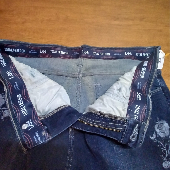 Lee Capri - Picture 3 of 5